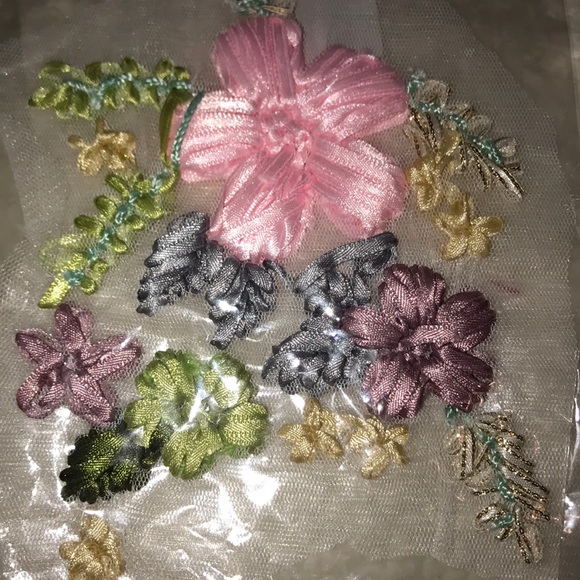 New Beautiful 3D Flower Appliqué - Picture 3 of 4